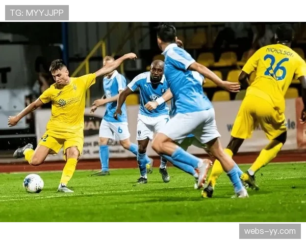 深度战术：解析斯特拉斯堡如何通过无球跑动拉扯，为边锋创造一对一突破肋部的机会